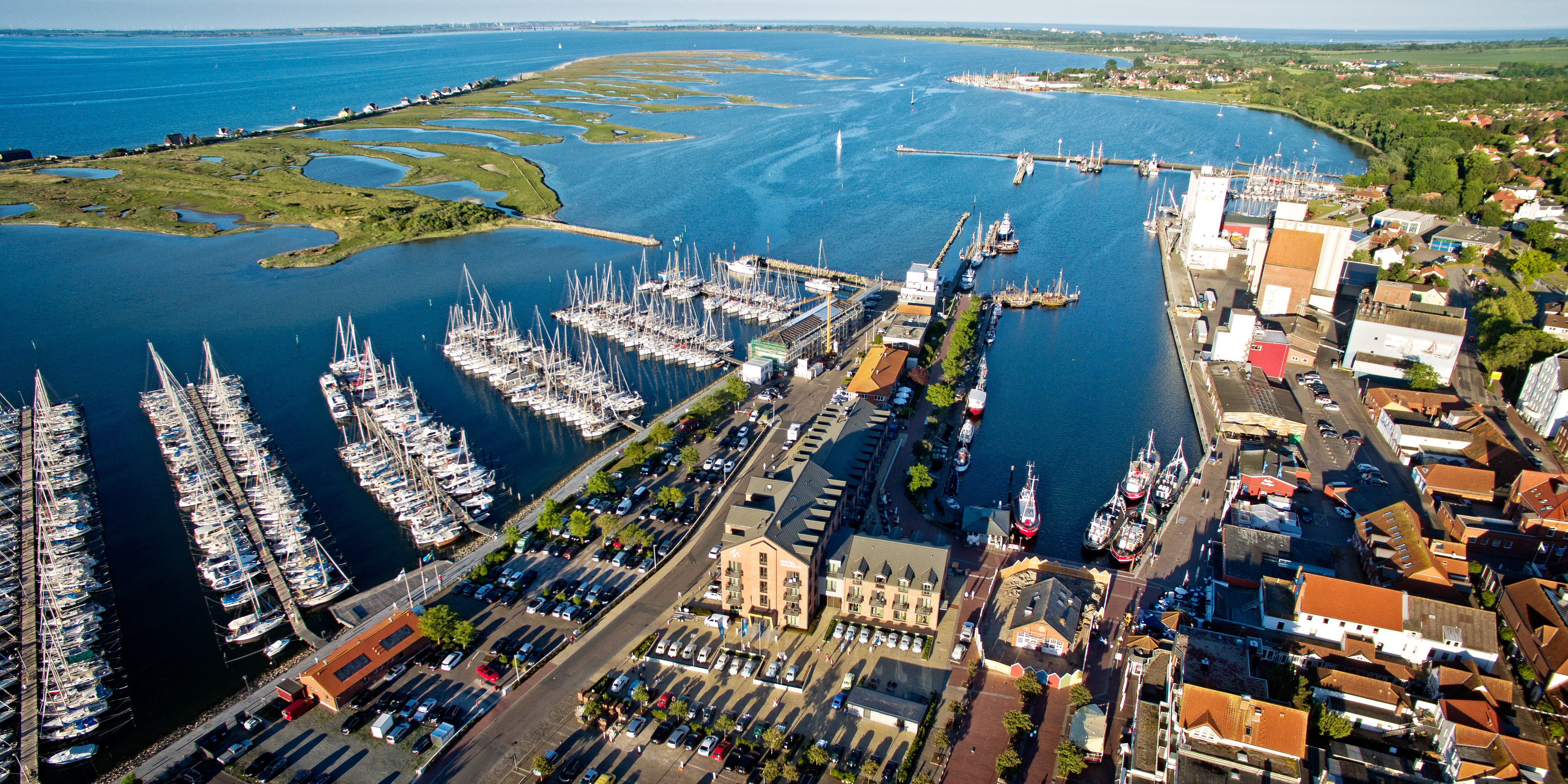 Heiligenhafen mit Graswarder, Jachthafen, Fischerhafen und Hafenhotel Meereszeiten