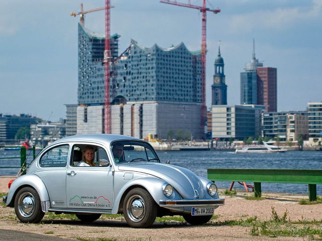 Club-Käfer vor Elbphilharmonie