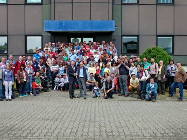 Foto de grupo frente al depósito de Autostadt