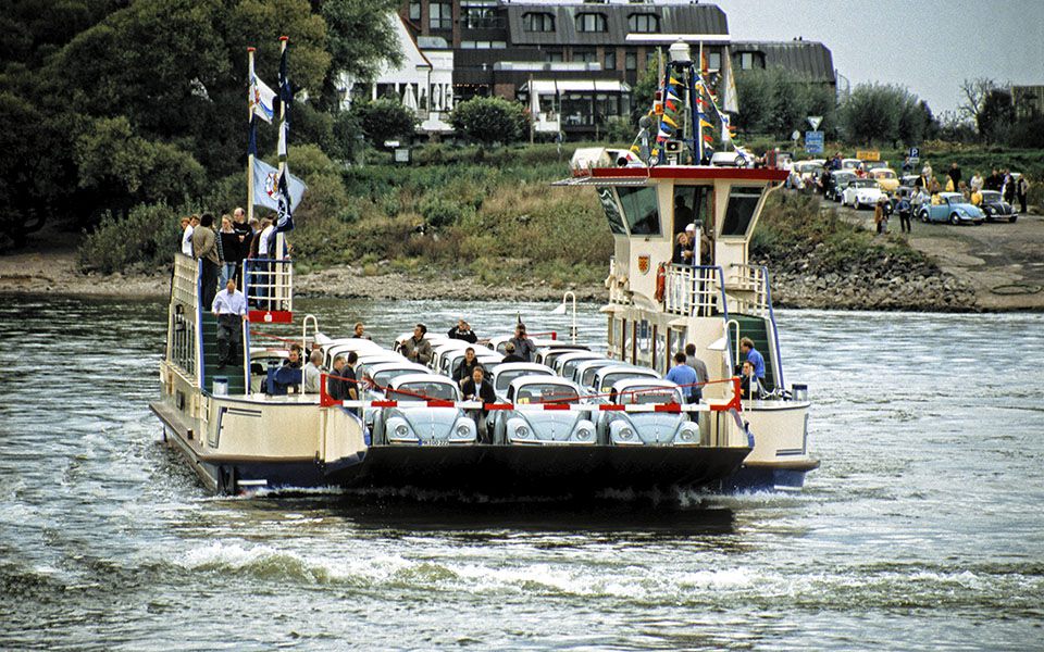 Überquerung des Rheins mit der Autofähre