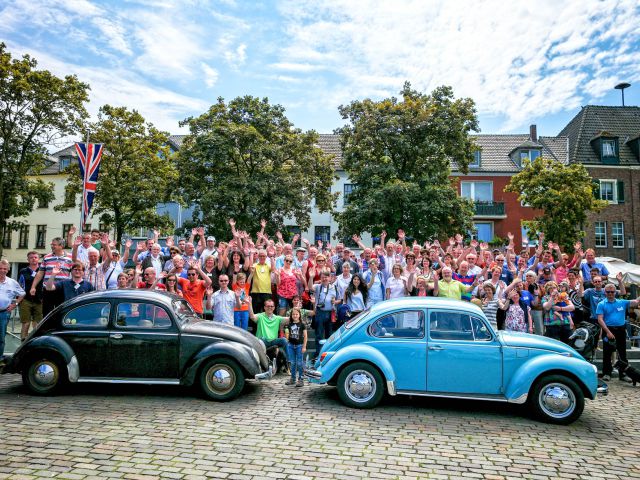 Participantes en la 11ª reunión de escarabajos de la K-UE en la plaza del mercado de Xanten