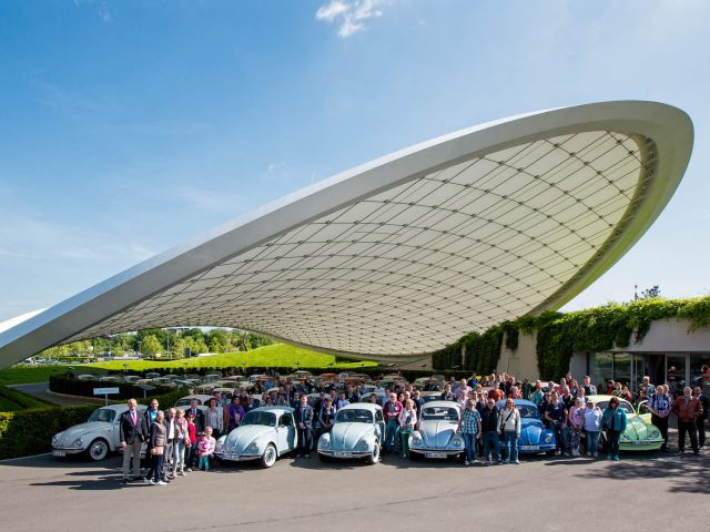 Group photo under "The Leaf" (© Marek Kruszewski)