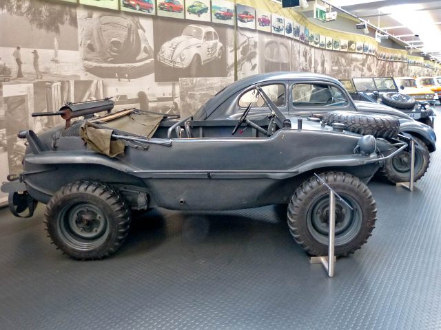 Tipo 166 (carro flotante) y tipo 82E (Museo del Automóvil Volkswagen)