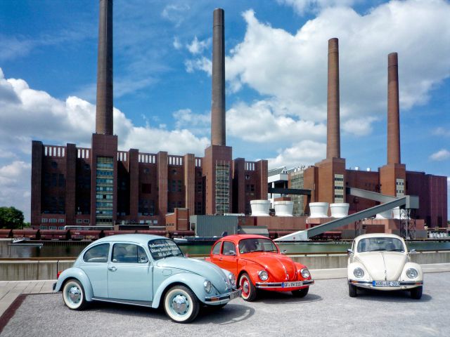 Three Última Beetles in front of the old power station