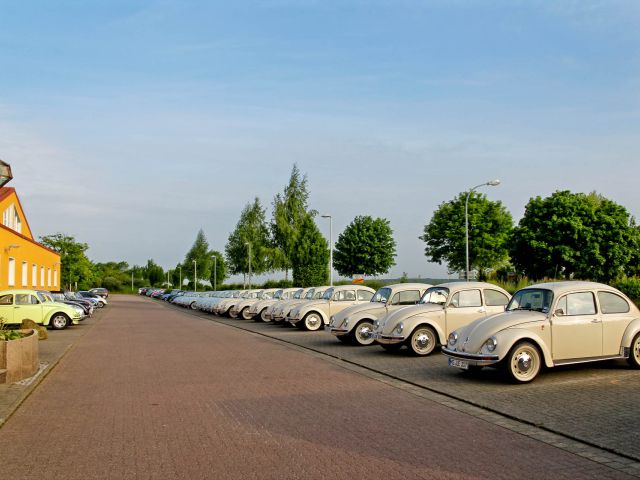 Blick auf den Hotelparkplatz bei Sonnenaufgang