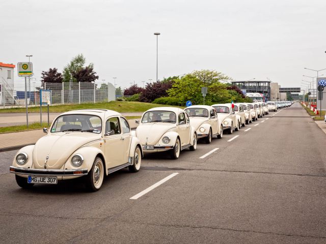 In front of the factory gate in Wolfsburg (© Marek Kruszewski)